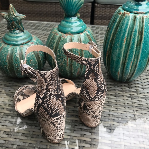 ☕️ Stunning Snake Skin Sandals 🤩 - Picture 3 of 5